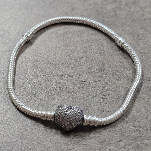 Authentic Pandora Moments Sparkling Heart Clasp Snake Chain Bracelet - Picture 4 of 4